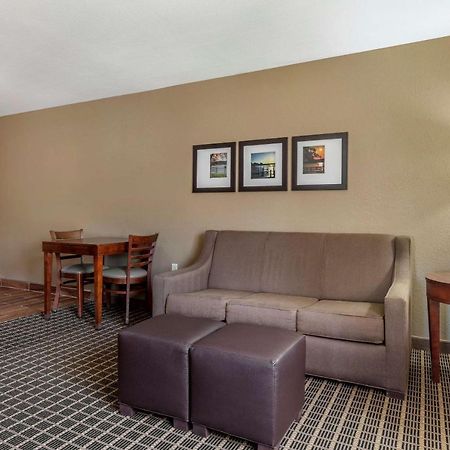 Comfort Suites Delavan - Lake Geneva Area Bagian luar foto
