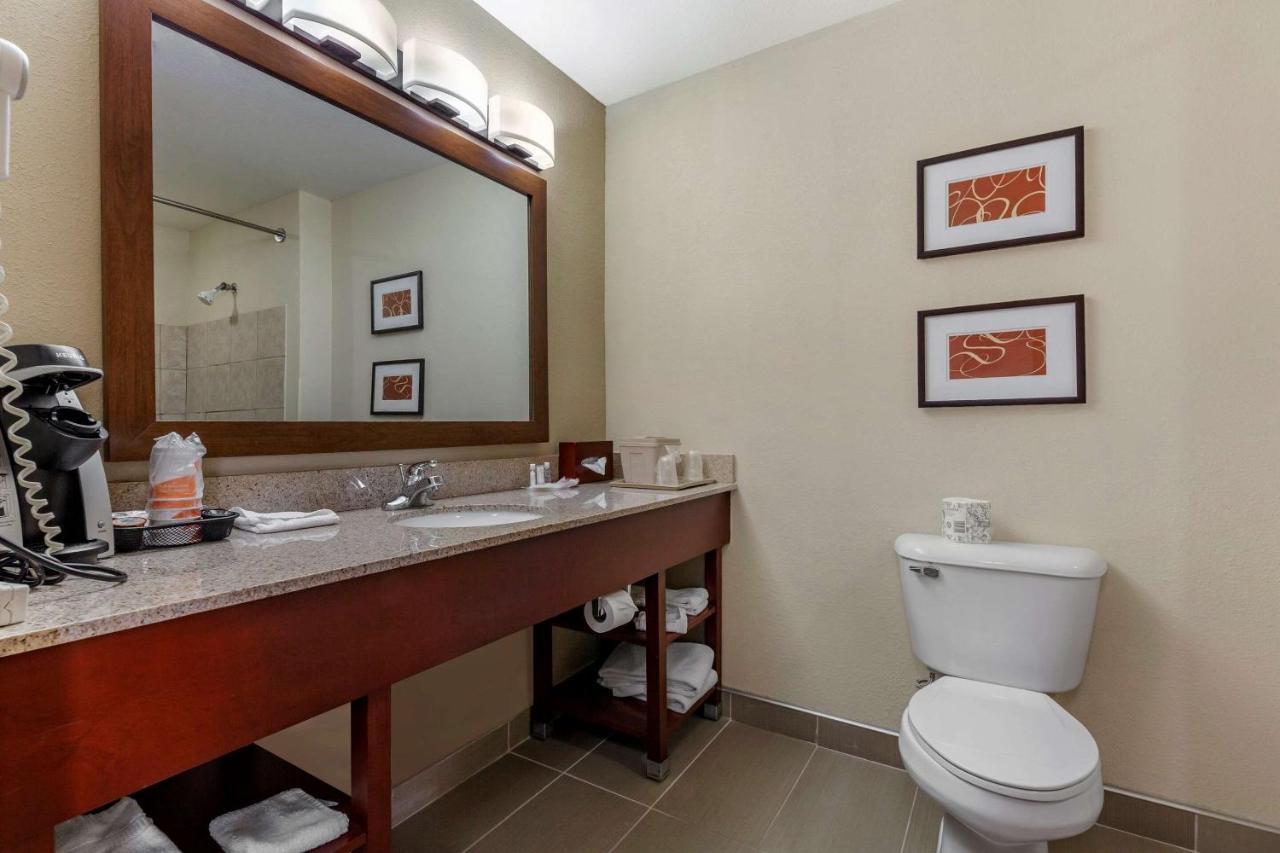 Comfort Suites Delavan - Lake Geneva Area Bagian luar foto