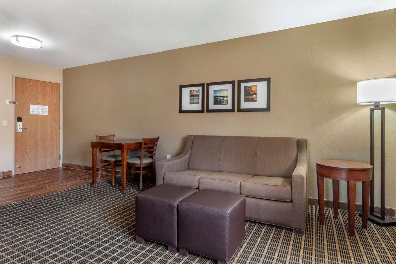 Comfort Suites Delavan - Lake Geneva Area Bagian luar foto