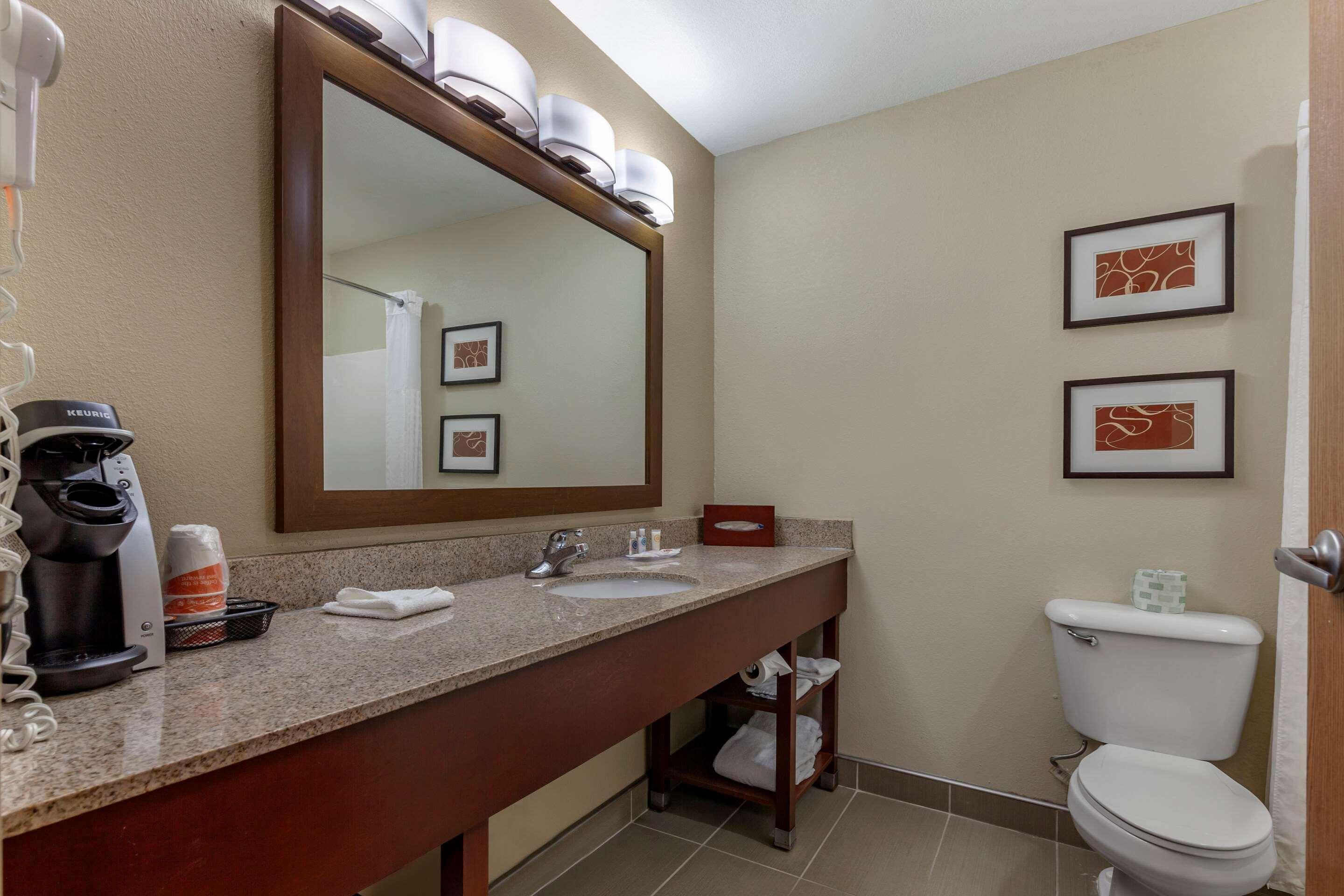 Comfort Suites Delavan - Lake Geneva Area Bagian luar foto