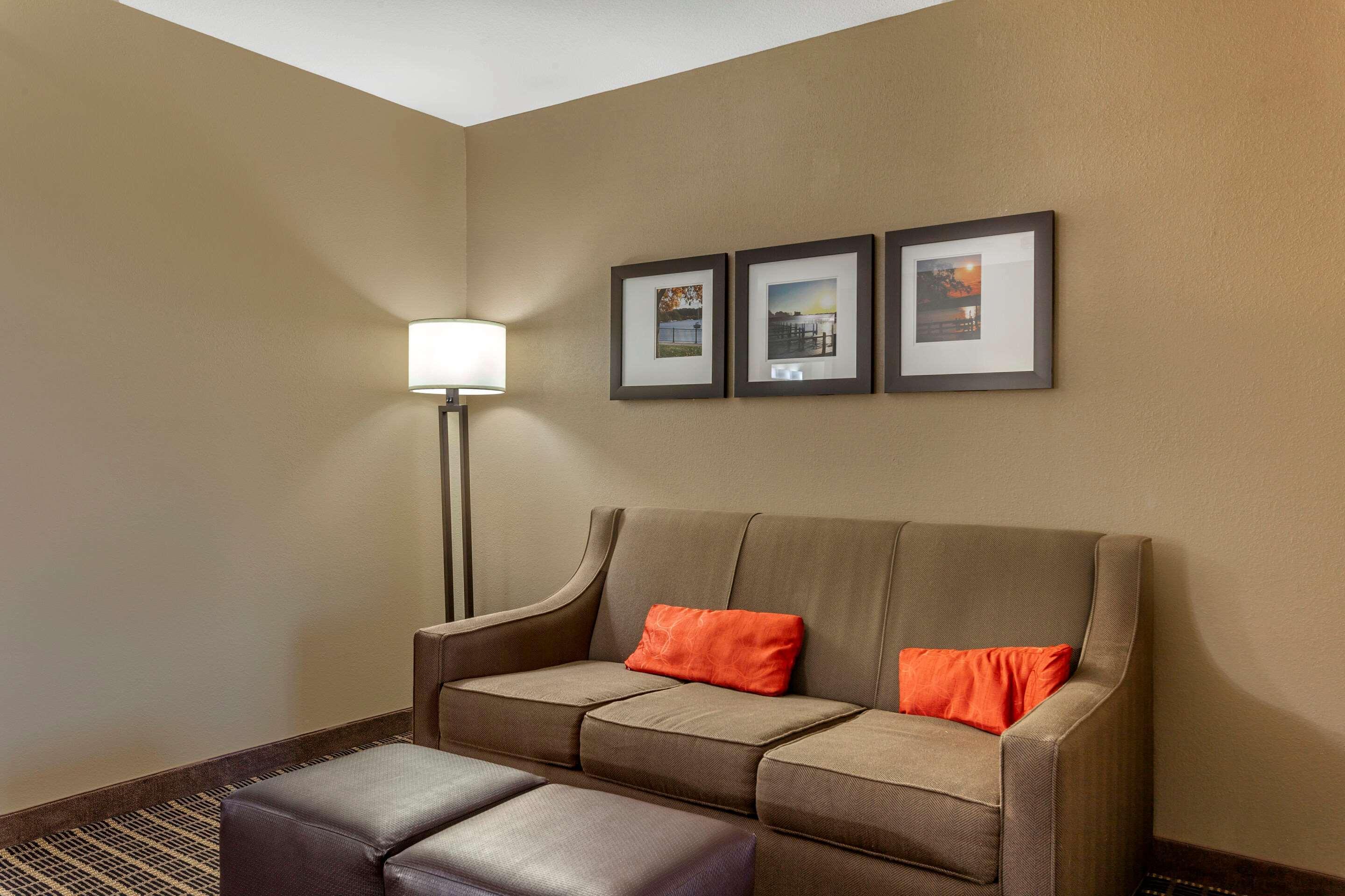 Comfort Suites Delavan - Lake Geneva Area Bagian luar foto