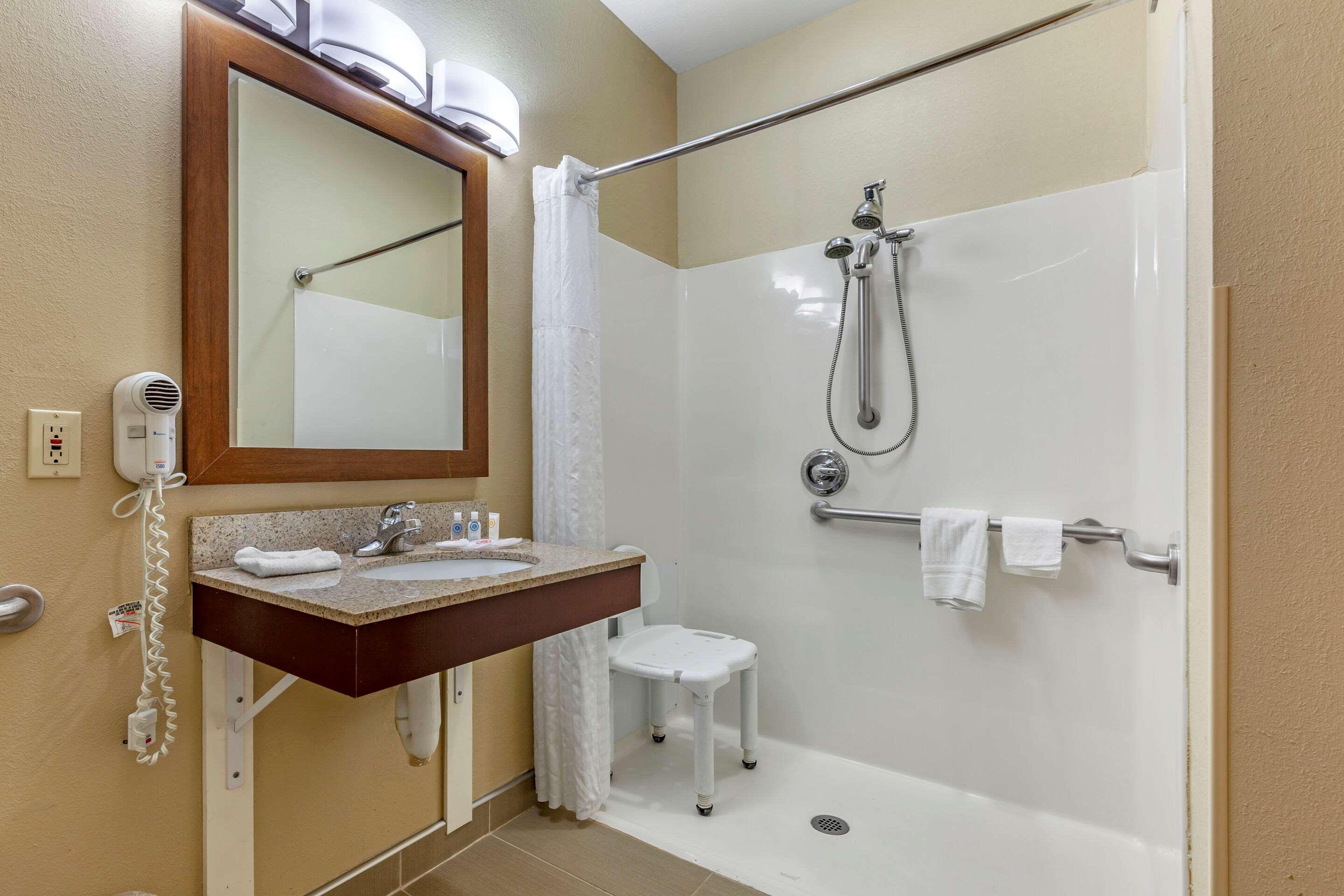 Comfort Suites Delavan - Lake Geneva Area Bagian luar foto