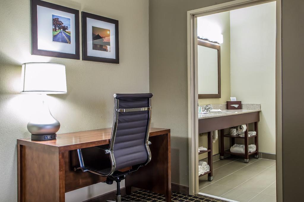Comfort Suites Delavan - Lake Geneva Area Bagian luar foto