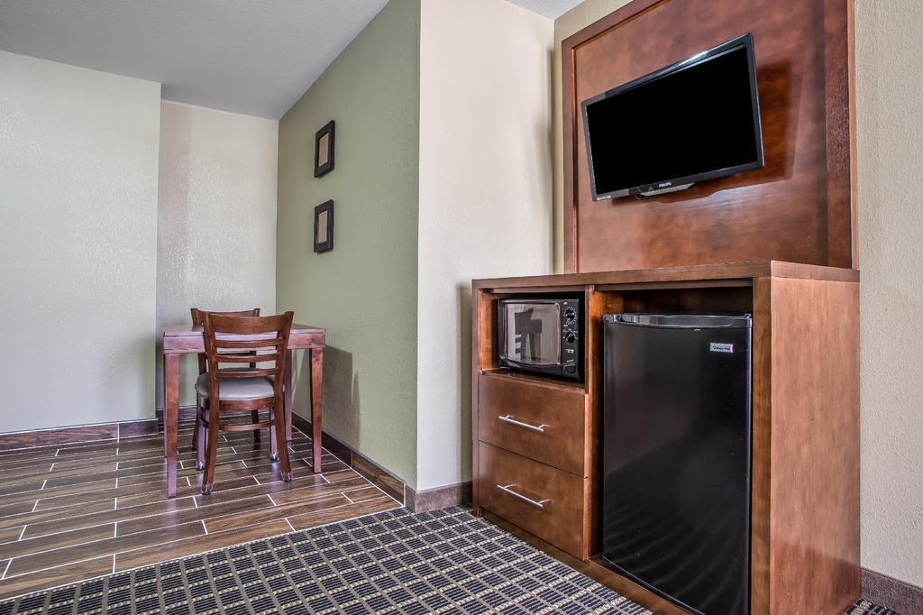 Comfort Suites Delavan - Lake Geneva Area Bagian luar foto