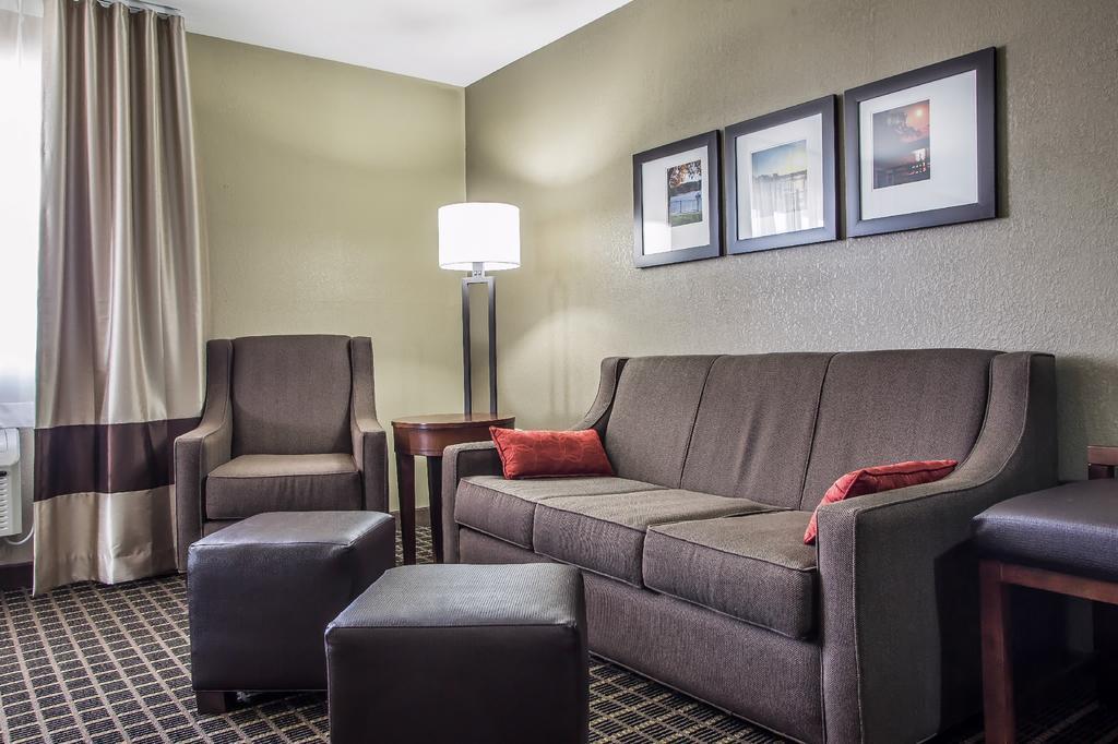 Comfort Suites Delavan - Lake Geneva Area Bagian luar foto