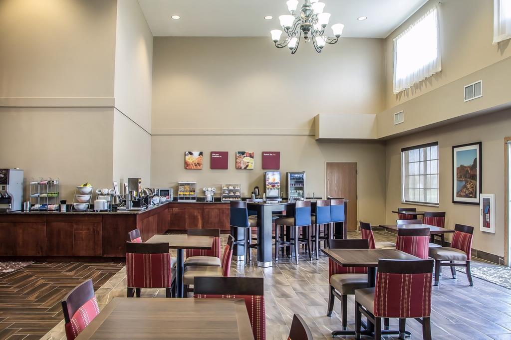 Comfort Suites Delavan - Lake Geneva Area Bagian luar foto