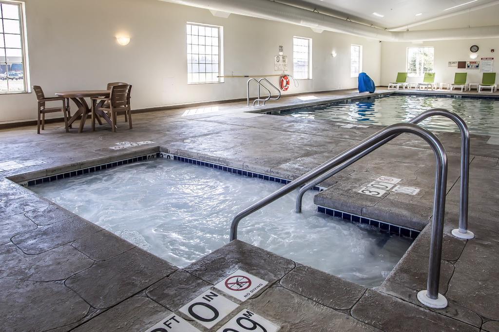 Comfort Suites Delavan - Lake Geneva Area Bagian luar foto