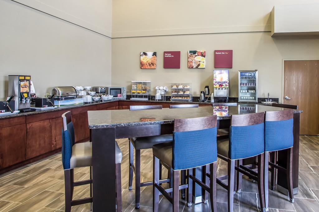 Comfort Suites Delavan - Lake Geneva Area Bagian luar foto