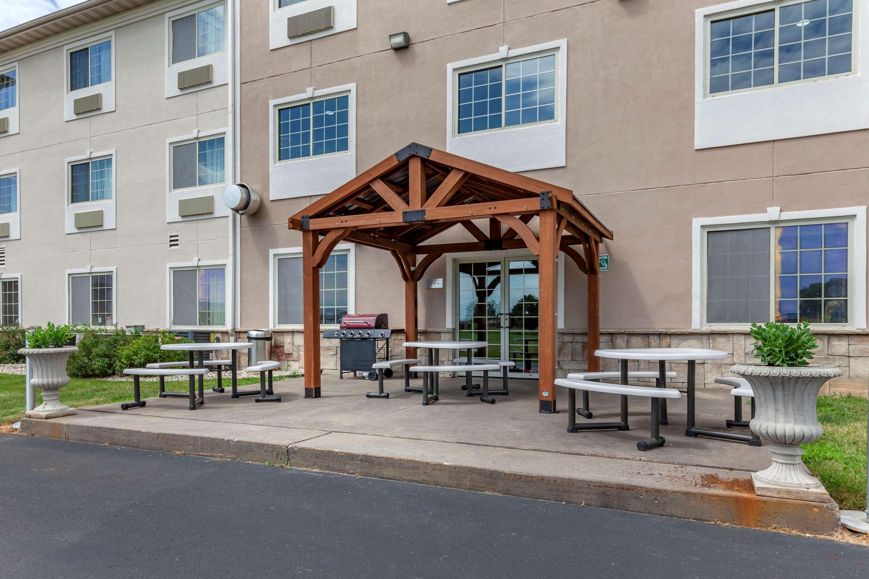 Comfort Suites Delavan - Lake Geneva Area Bagian luar foto