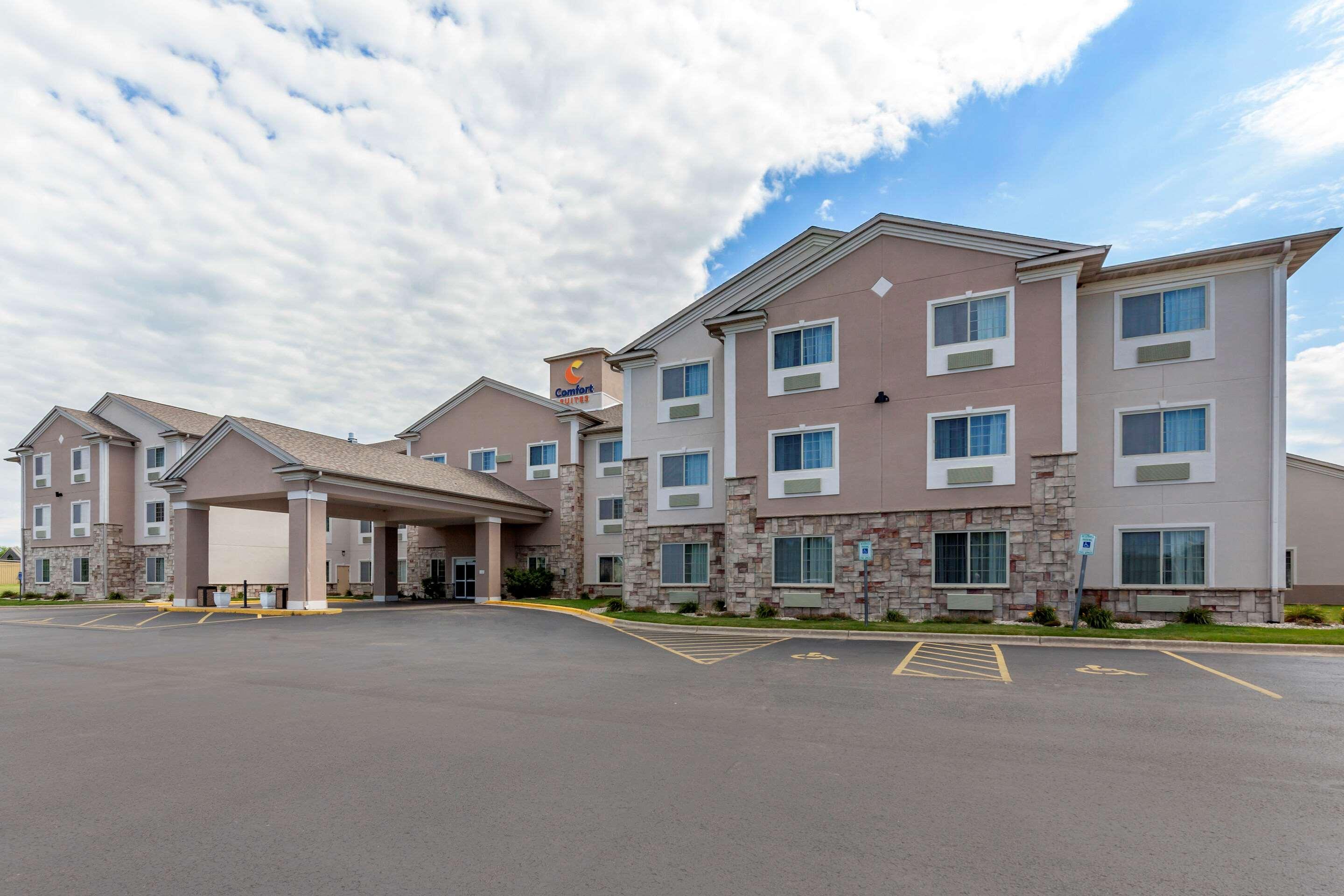 Comfort Suites Delavan - Lake Geneva Area Bagian luar foto