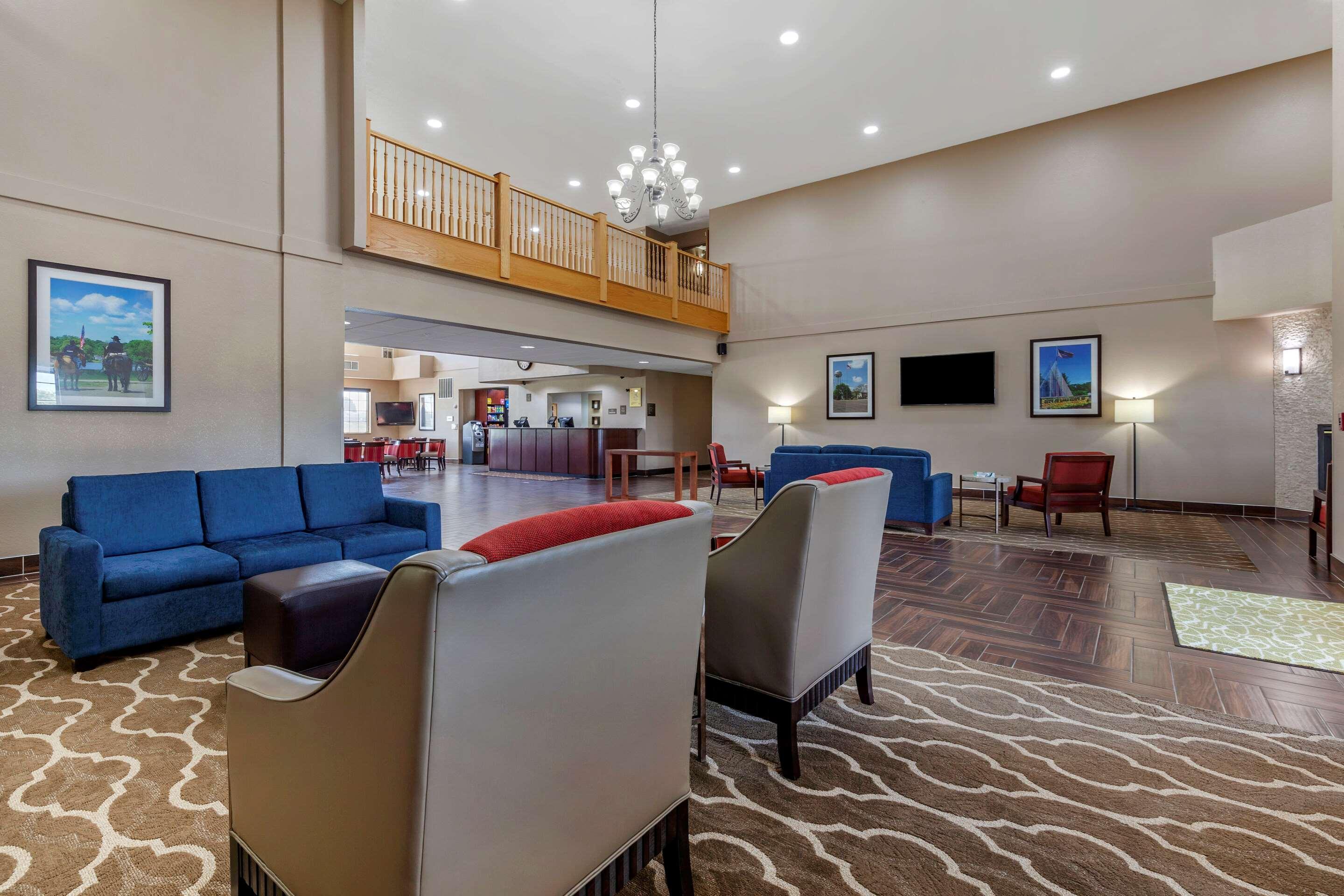 Comfort Suites Delavan - Lake Geneva Area Bagian luar foto